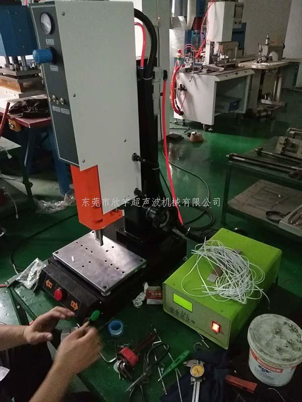 在超声波行业里有谁知道那里有高精密35K的超声波机器呢?要求质量好,服务态度要好 发货速度要快, 因35K的机器现在及为少有,所以有点难找,好像我听我朋友说过东莞凤岗有一家是做超声波机器的,厂名好像是叫东莞欣宇超声波机械有限公司,他们的配置用的是德国费斯托的,质量好 服务态度也好,他们在超声波机械行业还算做的蛮久的呢?他们家的机器价格还是满优惠的,要买的话就选择 欣宇超声波机械, 在超声波行业里没有那一家超声波里做的十全十美的,缺点也是要客户提出来我们才有所改善,只要我们欣宇超声波做的不好 客户不满意的地